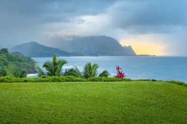 Hawaii 'nin Kauai adasının kuzey kıyılarının manzarası. Gün batımında Napali' nin meşhur kıyıları bulutlu bir günde.