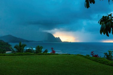 Hawaii 'nin Kauai adasının kuzey kıyılarının manzarası. Gün batımında Napali' nin meşhur kıyıları bulutlu bir günde.