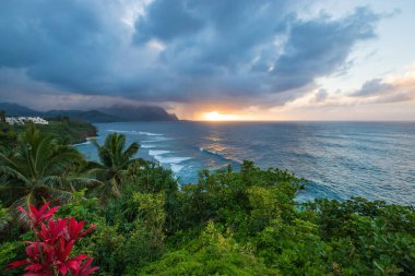Hawaii 'nin kuzeyindeki Kauai adasının ünlü Napali sahilinin gün batımında manzarası.