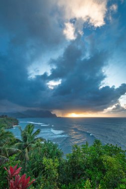 Hawaii 'nin kuzeyindeki Kauai adasının ünlü Napali sahilinin gün batımında manzarası.