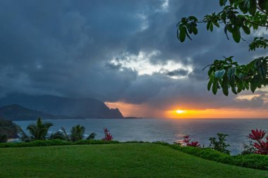Hawaii 'nin kuzeyindeki Kauai adasının ünlü Napali sahilinin gün batımında manzarası.