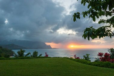 Hawaii 'nin kuzeyindeki Kauai adasının ünlü Napali sahilinin gün batımında manzarası.
