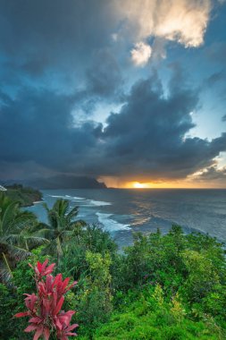 Hawaii 'nin kuzeyindeki Kauai adasının ünlü Napali sahilinin gün batımında manzarası.