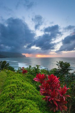 Hawaii 'nin kuzeyindeki Kauai adasının ünlü Napali sahilinin gün batımında manzarası.