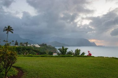 Hawaii 'nin kuzeyindeki Kauai adasının ünlü Napali sahilinin gün batımında manzarası.