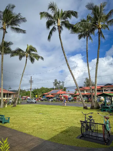 Hanalei, Kauai, Hawaii, ABD - 9 Nisan 2024: Ching Genç Köy Alışveriş Merkezi Bulutlu mavi gökyüzüne karşı