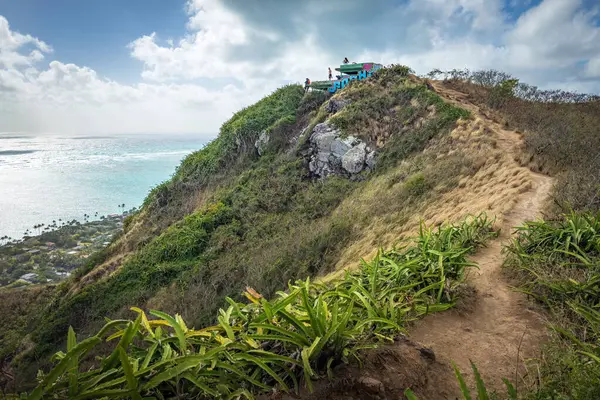 Kailua, Oahu, Hawaii, ABD - 5 Nisan 2024: Ka 'iwa Ridge Lanikai Pillbox' ın yürüyüş yolu ve Lanikai Sahili 'nin bulutlu mavi gökyüzüne karşı manzarası
