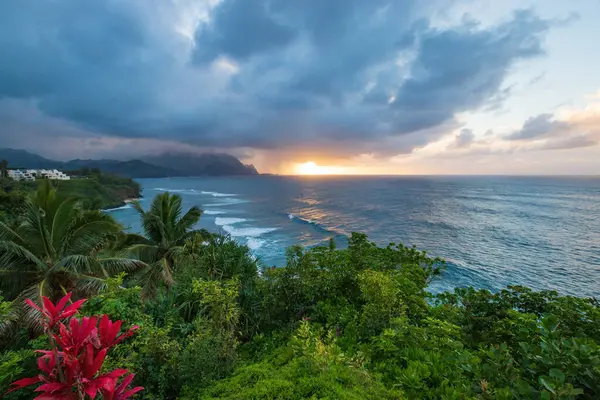 Hawaii 'nin kuzeyindeki Kauai adasının ünlü Napali sahilinin gün batımında manzarası.