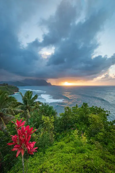 Hawaii 'nin kuzeyindeki Kauai adasının ünlü Napali sahilinin gün batımında manzarası.