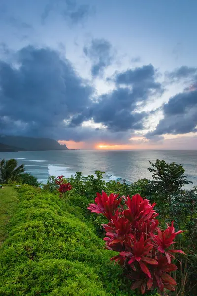 Hawaii 'nin kuzeyindeki Kauai adasının ünlü Napali sahilinin gün batımında manzarası.