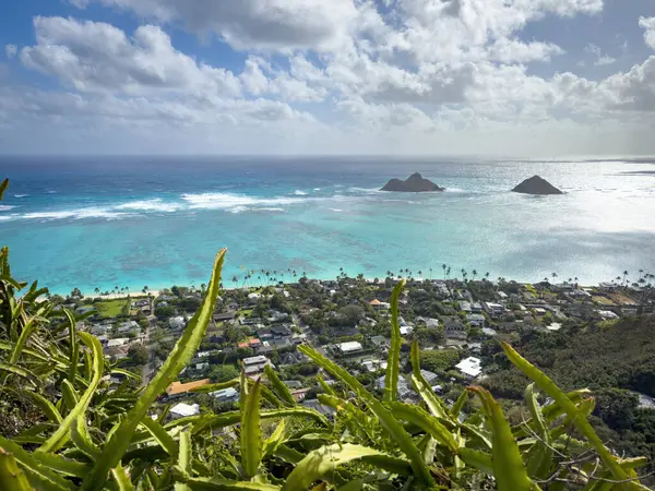 Oahu, Hawaii, ABD 'deki ünlü Lanikai Sahili manzaralı bulutlu mavi gökyüzüne karşı