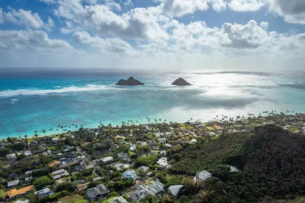 Oahu, Hawaii, ABD 'deki ünlü Lanikai Sahili manzaralı bulutlu mavi gökyüzüne karşı