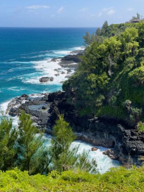 Sabah Princeville yakınlarında Hawaii 'nin kuzey kıyısındaki Kauai adasının manzarası.