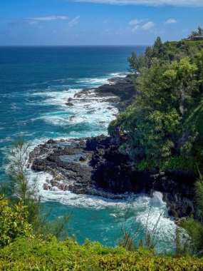 Sabah Princeville yakınlarında Hawaii 'nin kuzey kıyısındaki Kauai adasının manzarası.