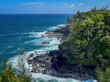 Sabah Princeville yakınlarında Hawaii 'nin kuzey kıyısındaki Kauai adasının manzarası.
