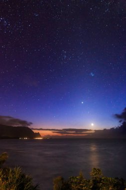 Hawaii 'nin Kauai adasının kuzey kıyısının manzarası ve gece vakti ünlü Napali kıyıları.