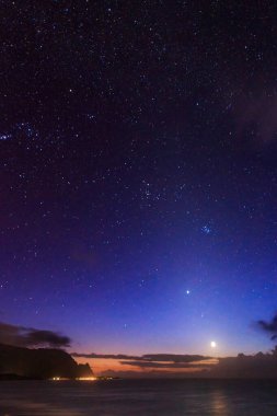 Hawaii 'nin Kauai adasının kuzey kıyısının manzarası ve gece vakti ünlü Napali kıyıları.