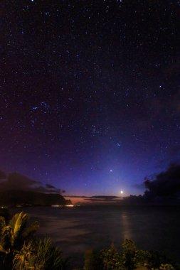 Hawaii 'nin Kauai adasının kuzey kıyısının manzarası ve gece vakti ünlü Napali kıyıları.