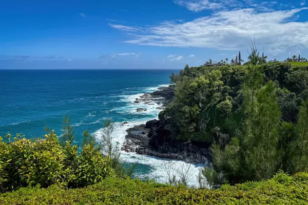 Sabah Princeville yakınlarında Hawaii 'nin kuzey kıyısındaki Kauai adasının manzarası.