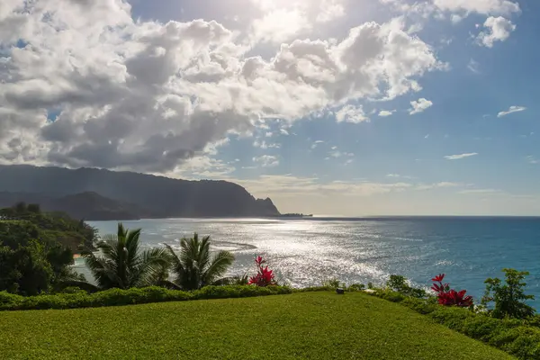 Hawaii 'nin Kauai adasının kuzey kıyısının manzarası öğleden sonra ünlü Napali kıyılarıyla bulutlu mavi gökyüzüne karşı.