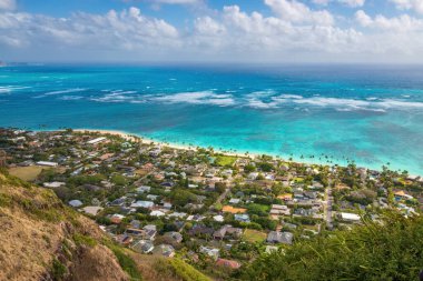 Kailua 'daki ünlü Lanikai Sahili' nin manzarası Oahu, Hawaii, ABD 'de bulutlu mavi gökyüzüne karşı