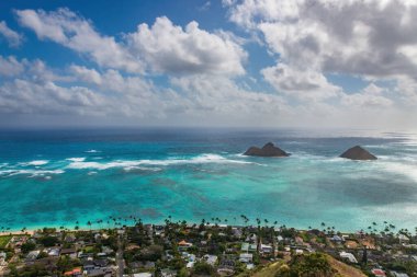 Mokulua Adaları ile ABD 'nin Oahu, Hawaii adasındaki ünlü Lanikai Sahili' nin manzarası bulutlu mavi gökyüzüne karşı