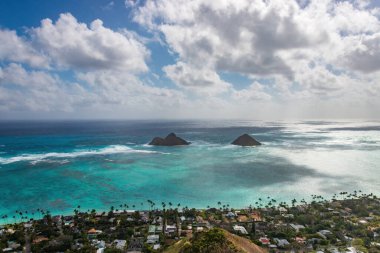 Mokulua Adaları ile ABD 'nin Oahu, Hawaii adasındaki ünlü Lanikai Sahili' nin manzarası bulutlu mavi gökyüzüne karşı