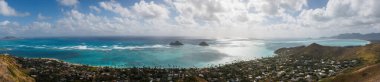 Kailua 'daki ünlü Lanikai Sahili' nin panoramik görüntüsü Oahu, Hawaii, ABD Mokulua Adaları veya ikiz adalar ile mavi bulutlu gökyüzüne karşı