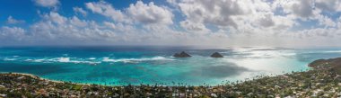 Kailua 'daki ünlü Lanikai Sahili' nin panoramik görüntüsü Oahu, Hawaii, ABD Mokulua Adaları veya ikiz adalar ile mavi bulutlu gökyüzüne karşı