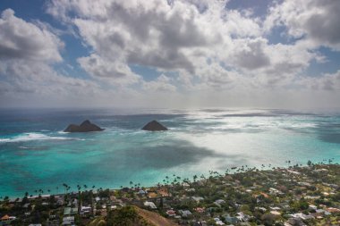 Mokulua Adaları ile ABD 'nin Oahu, Hawaii adasındaki ünlü Lanikai Sahili' nin manzarası bulutlu mavi gökyüzüne karşı