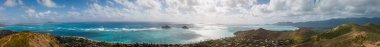 Kailua 'daki ünlü Lanikai Sahili' nin panoramik görüntüsü Oahu, Hawaii, ABD Mokulua Adaları veya ikiz adalar ile mavi bulutlu gökyüzüne karşı
