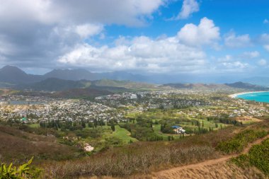 ABD 'nin Oahu, Hawaii adasındaki Kailua şehri bulutlu mavi gökyüzüne karşı