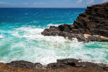Pasifik Okyanusu 'na ve bulutlu mavi gökyüzüne karşı Halona Koyu, Oahu, Hawaii, ABD