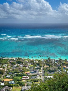 Kailua 'daki ünlü Lanikai Sahili' nin manzarası Oahu, Hawaii, ABD 'de bulutlu mavi gökyüzüne karşı