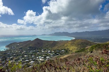 Oahu, Hawaii, ABD 'deki Waimanalo Körfezi manzaralı bulutlu mavi gökyüzüne karşı