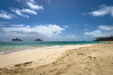 Mokulua Adaları ile ABD 'nin Oahu, Hawaii adasındaki ünlü Lanikai Sahili' nin manzarası bulutlu mavi gökyüzüne karşı