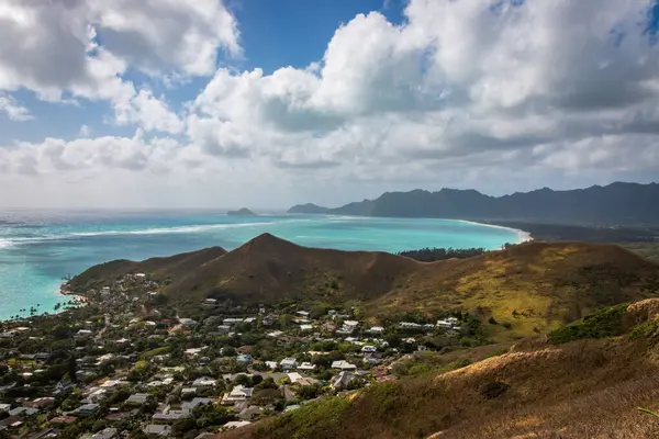 Oahu, Hawaii, ABD 'deki Waimanalo Körfezi manzaralı bulutlu mavi gökyüzüne karşı