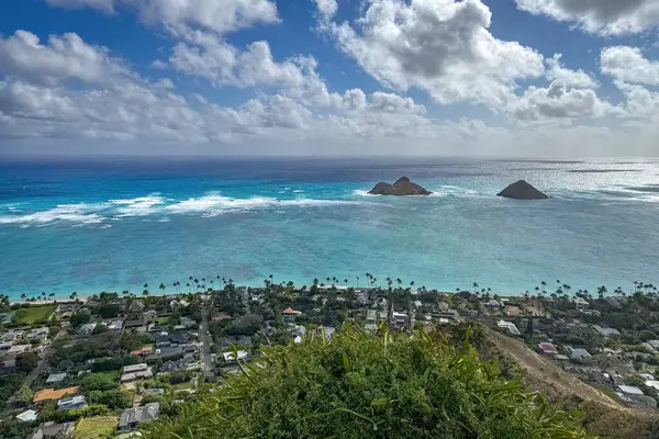 Mokulua Adaları ile ABD 'nin Oahu, Hawaii adasındaki ünlü Lanikai Sahili' nin manzarası bulutlu mavi gökyüzüne karşı