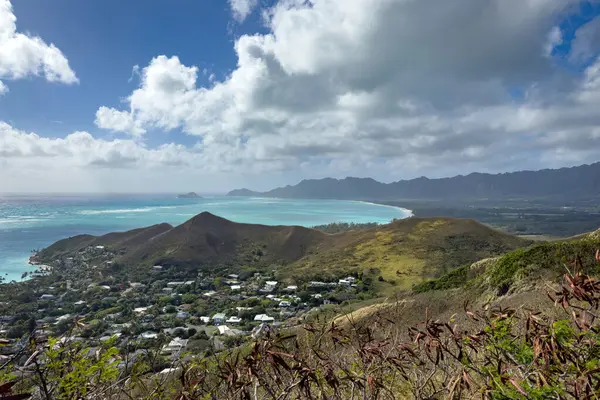 Oahu, Hawaii, ABD 'deki Waimanalo Körfezi manzaralı bulutlu mavi gökyüzüne karşı