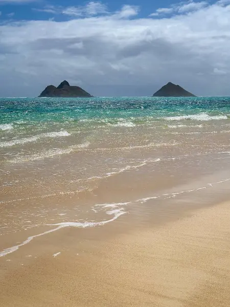 ABD 'nin Hawaii eyaletinin Oahu adasındaki ünlü Lanikai Sahili' ndeki İkiz Adalar veya Mokulua Adaları 'nın mavi gökyüzüne karşı manzarası.