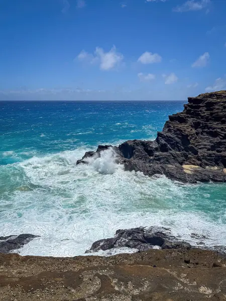 Pasifik Okyanusu 'na ve bulutlu mavi gökyüzüne karşı Halona Koyu, Oahu, Hawaii, ABD