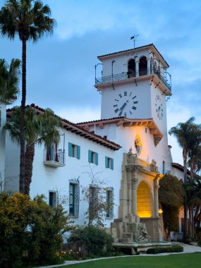 Kaliforniya Yüksek Mahkemesi, Santa Barbara, ABD 'de akşam saatlerinde mavi gökyüzüne karşı