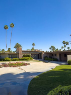 Palm Springs, Kaliforniya, ABD - 16 Nisan 2024: Twin Palms Sinatra Konutu. Yüzyıl ortası modern mimari evinin bir örneği. Mimar E. Stewart Williams, Frank Sinatra 'nın eski ünlü evi.
