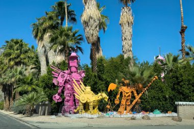 Palm Springs, Kaliforniya, ABD - 16 Nisan 2024: Kenny Irwin 'in evinin etrafını saran 1077 E Granvia Valmonte' deki heykellerden yapılmış Robolights sanat enstalasyonu