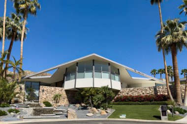 Palm Springs, Kaliforniya, ABD - 16 Nisan 2024 Vista Las Palmas konutu Elvis Presley Balayı Hideaway olarak bilinir. Yarının Evi olarak da bilinir. Yüzyıl ortası modern mimari örneği.