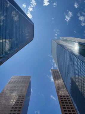 Los Angeles 'ın finans bölgesinde mavi gökdelenlere karşı alçak açılı gökdelenler..