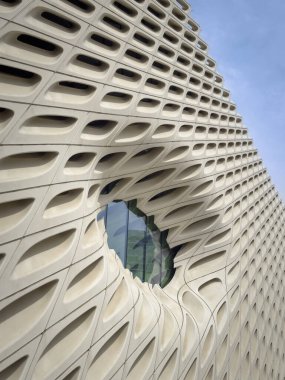 Los Angeles, Kaliforniya, ABD - 18 Nisan 2024: Geniş Müze 'nin ön cephesinin mavi gökyüzüne bakan penceresi ile eşsiz bal peteği benzeri mimari tasarımı düşük anlge görünümü