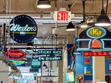 Los Angeles, Kaliforniya, ABD - 18 Nisan 2024: Grand Central Market 'teki çeşitli gıda tedarikçilerini temsil eden renkli neon tabelalar