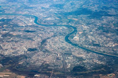Köln, Almanya 'nın havadan görünüşü, dolambaçlı Ren Nehri, köprüler ve şehir yapıları açık bir günde bir uçaktan görülüyor.