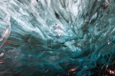 İzlanda 'daki Breidamerkurjokull buzulunda muhteşem bir doğal mağaranın içinde mavi ve beyaz buz tavanı.